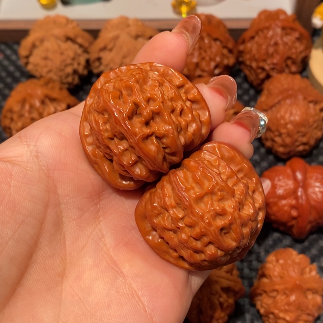 小****桃核吊坠37.9白狮子，0887