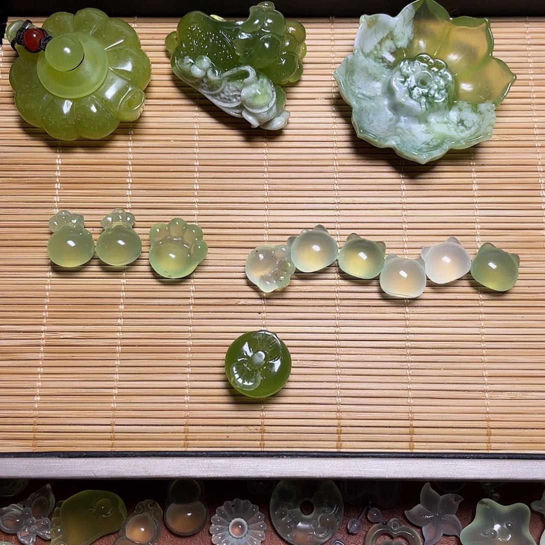 诗***安蛇纹石玉未镶嵌吊坠