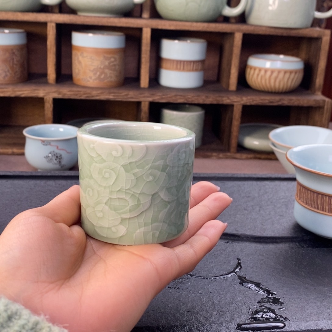 【闪购商品】豆绿祥云板指杯微微瑕奎奎。。。。