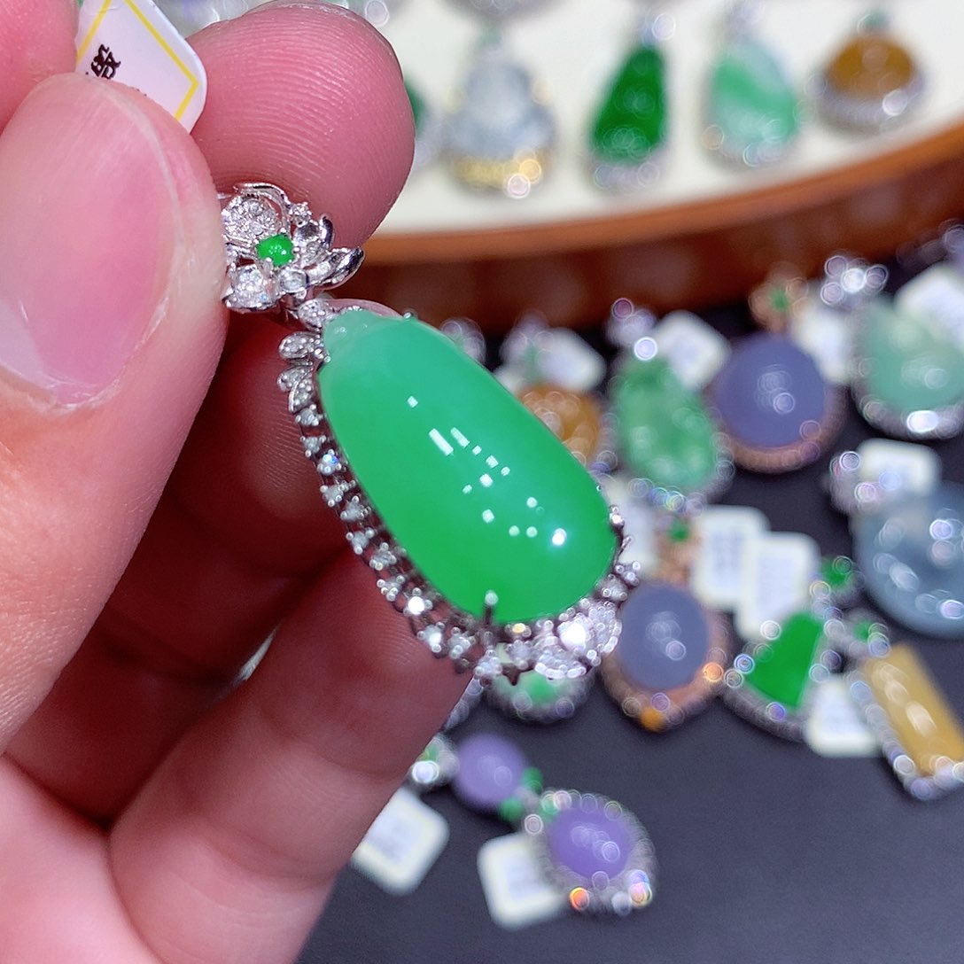 翡翠吊坠(不含链)18K金镶嵌