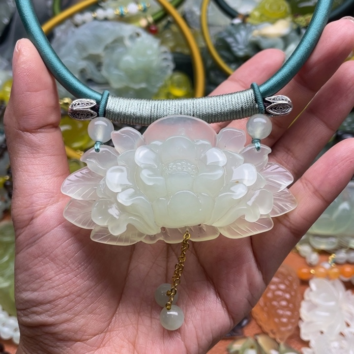 蛇纹石玉未镶嵌颈饰