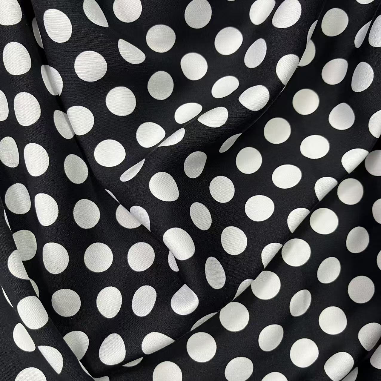 【绒兰】丝滑有光泽！丝光绫罗贡缎面料 60号 黑底波点