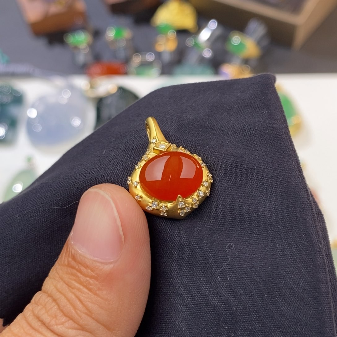 翡翠颈饰18K金镶嵌天然红吊坠戒面品质