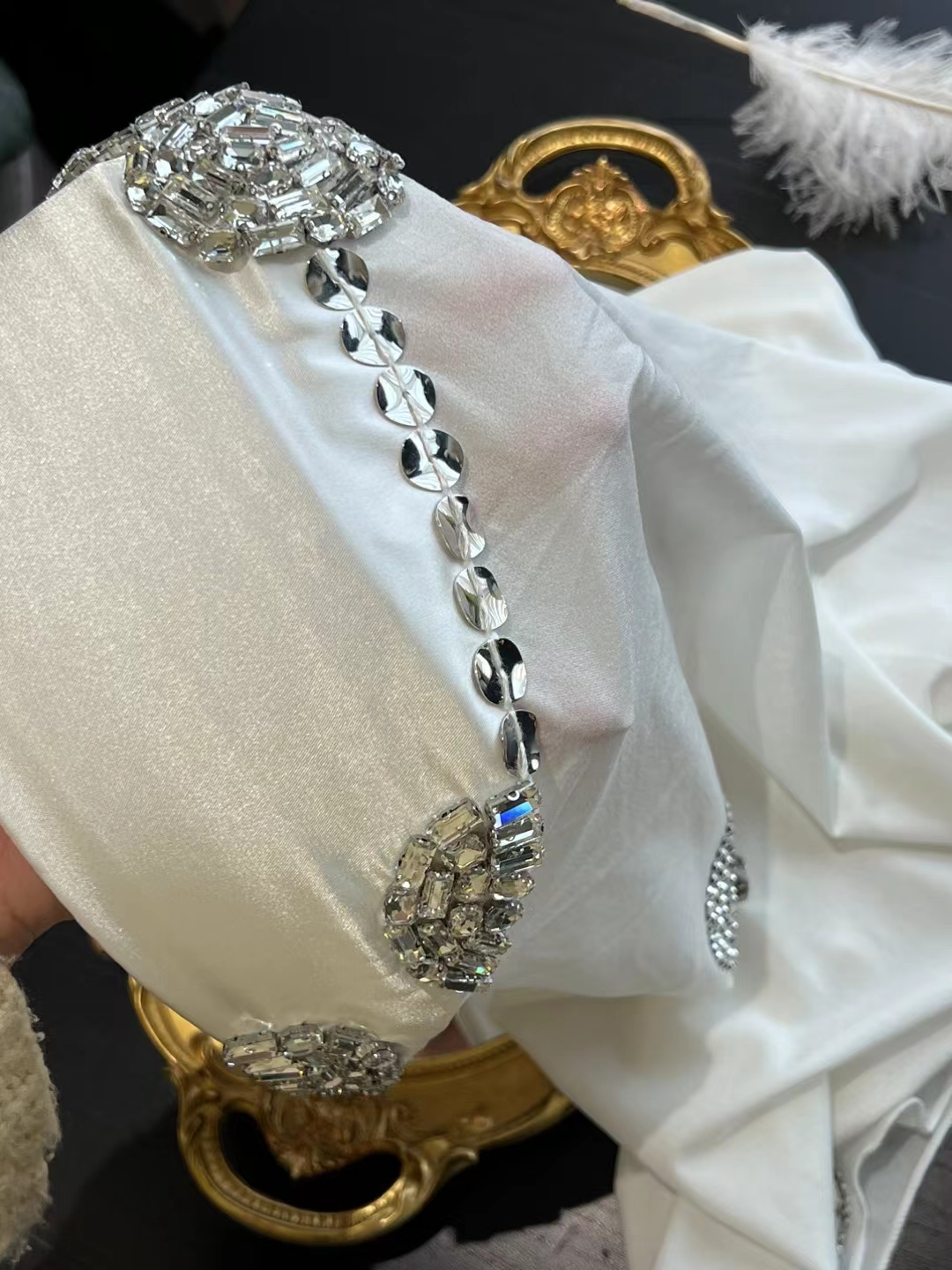 2025年古尔邦节黑色头巾轻奢复古曼塔印花百搭时尚网红白色气质