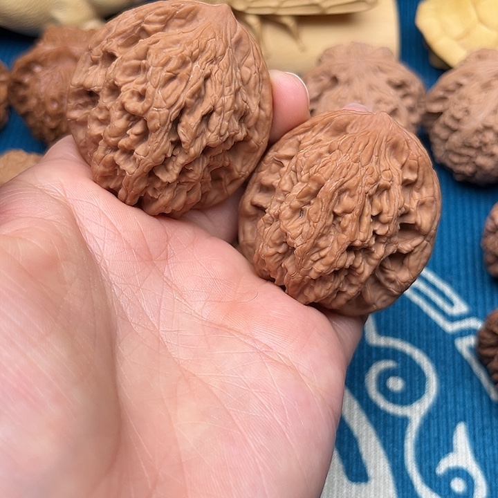 43全品堂上虎头  文玩核桃