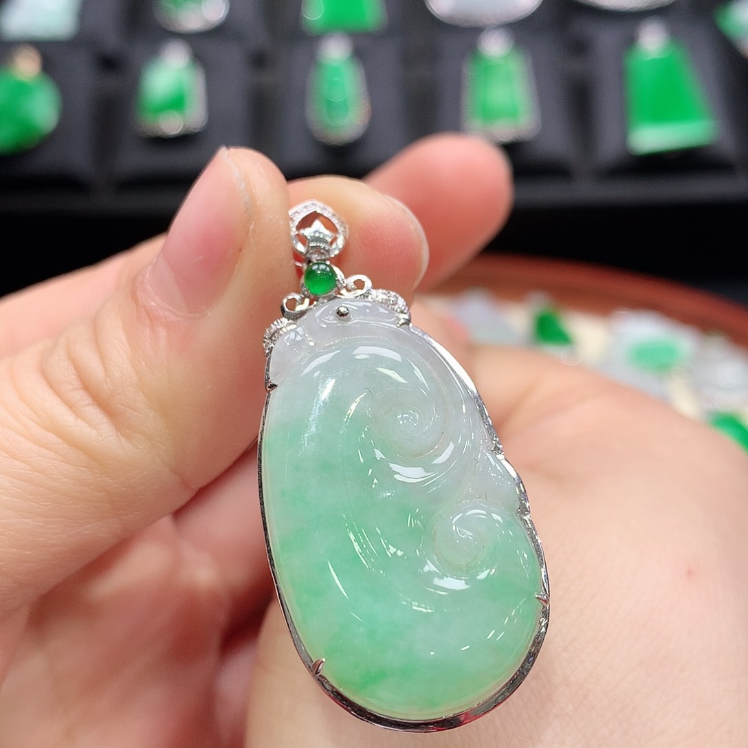 翡翠颈饰18K金镶嵌如意