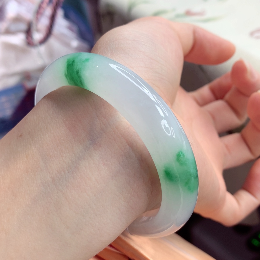 翡翠手镯未镶嵌荔枝肉、果冻胶底，毕业镯，六位数的品质！小小