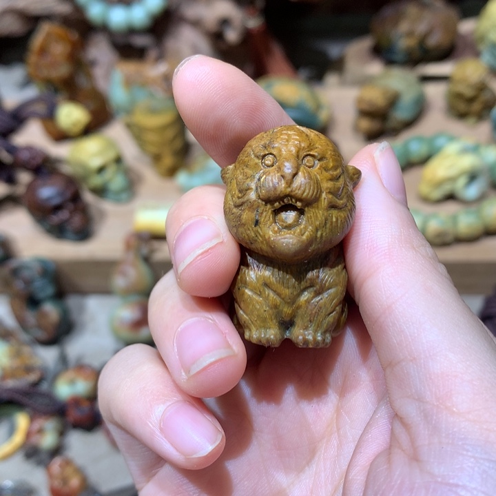 未镶嵌岫岩河磨玉（透闪石质玉）把件