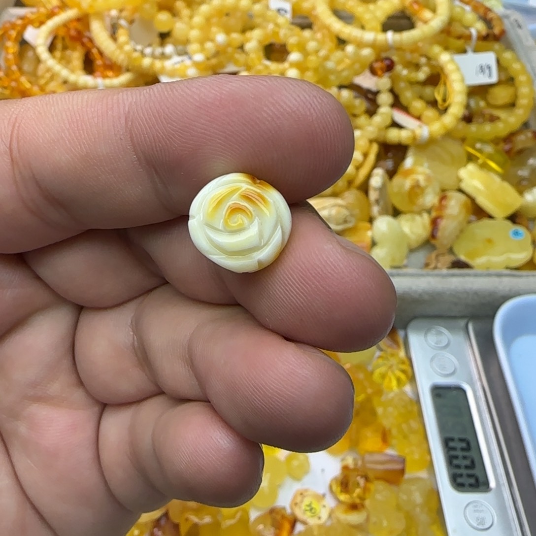 猫***咪琥珀未镶嵌裸石0.51克