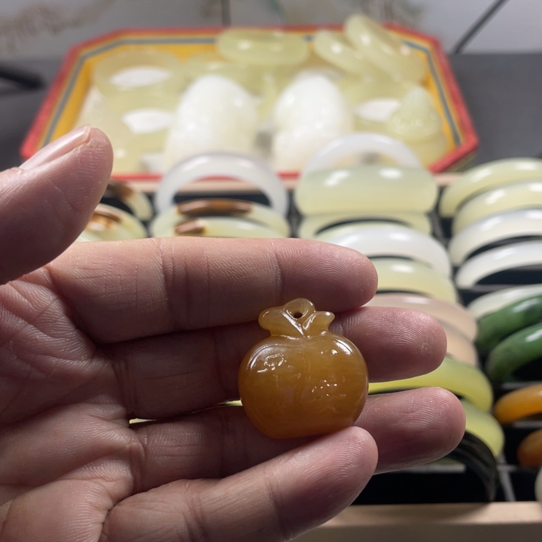 透闪石质玉颈饰未镶嵌糖料小福袋