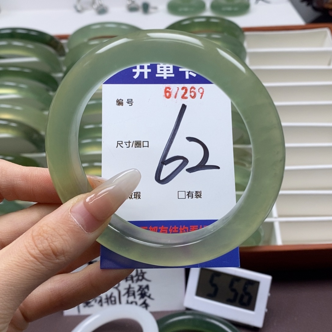 蛇纹石玉手镯未镶嵌