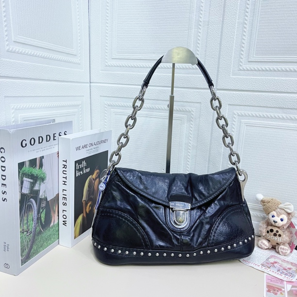 95新 Prada/普拉达 黑银铆钉单肩腋下包