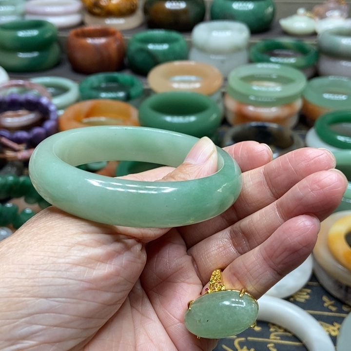 石英质玉手镯未镶嵌三*