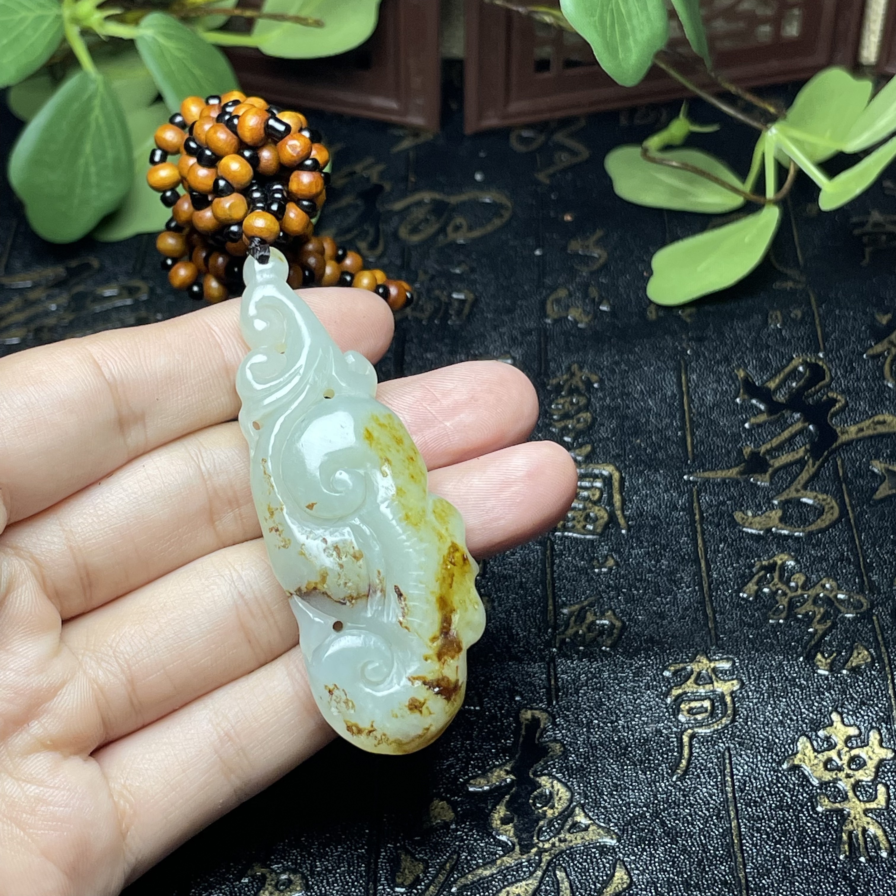 新疆和田玉油库籽挂件吊坠黑皮白肉纯手工如意