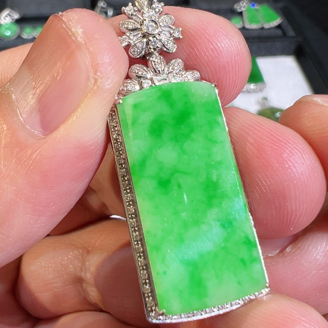 【闪购商品】翡翠吊坠(不含链)18K金镶嵌