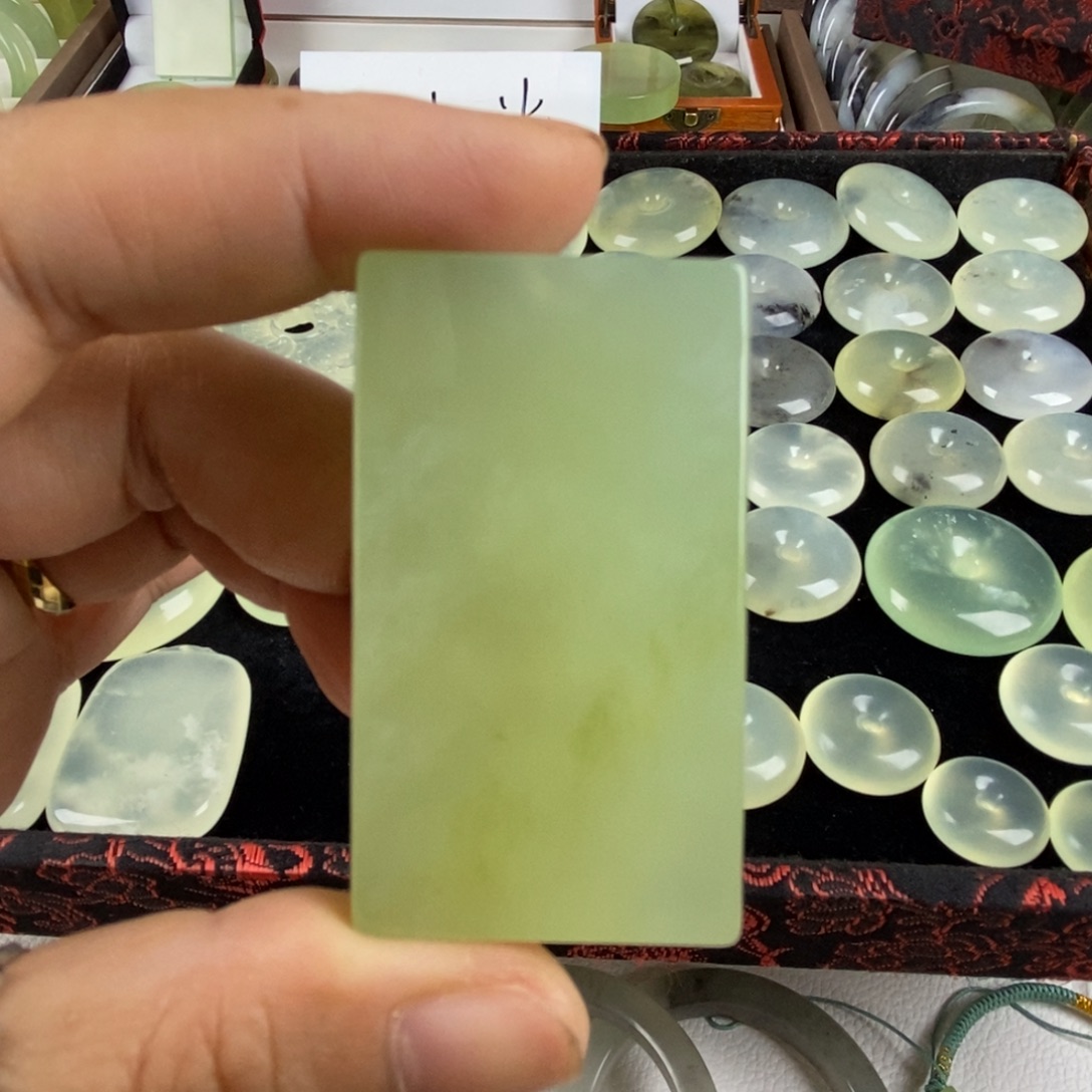 未镶嵌蛇纹石玉颈饰