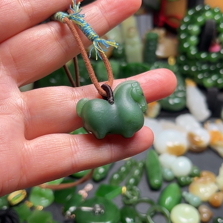 徐***飞和田玉未镶嵌颈饰