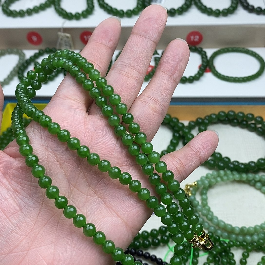 和田玉未镶嵌手串冰底辣阳绿微黑点
