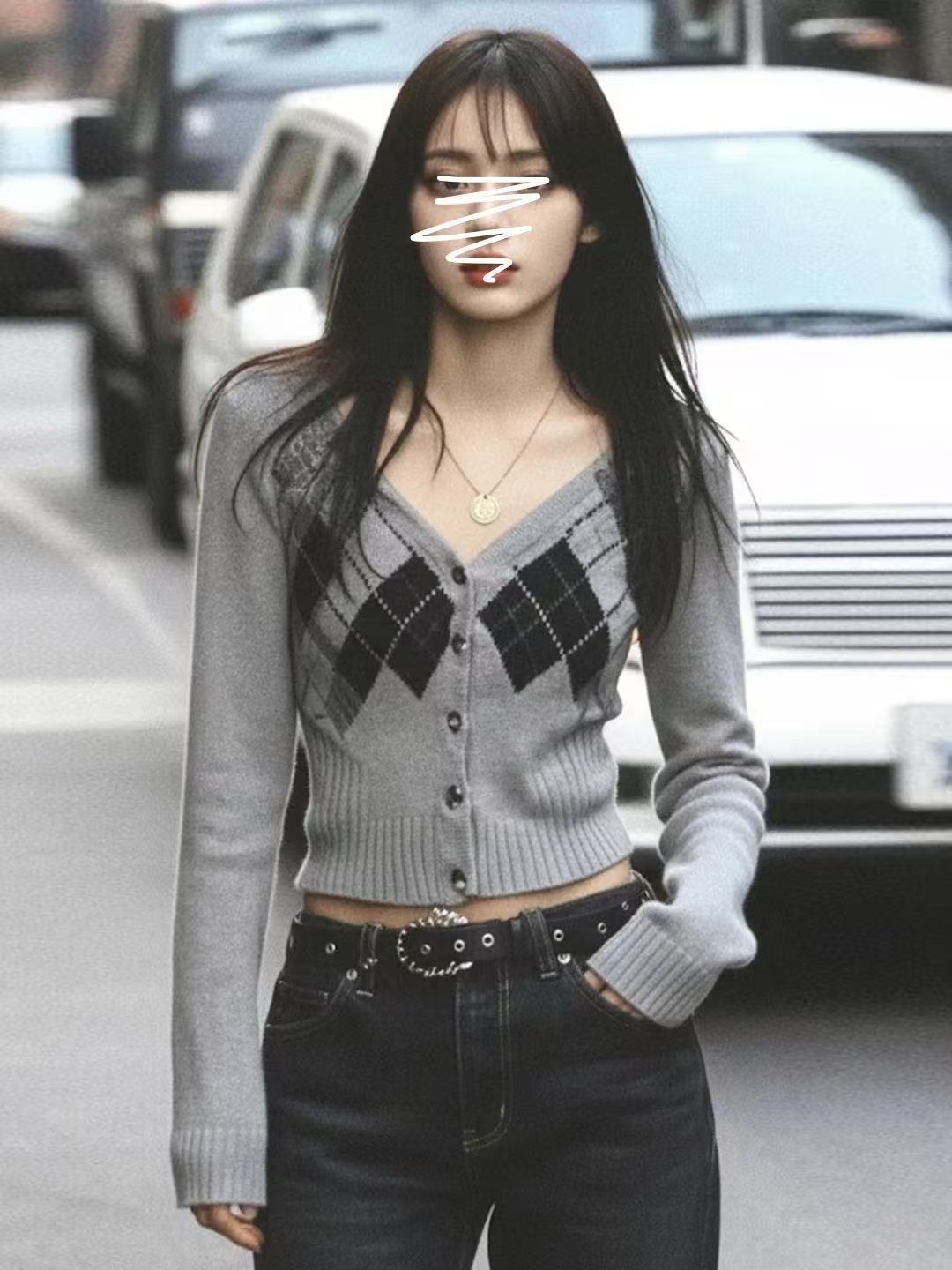 【米妮】“ 复古菱格”学院风菱格纹V领针织排扣开衫修身显瘦短款毛衣