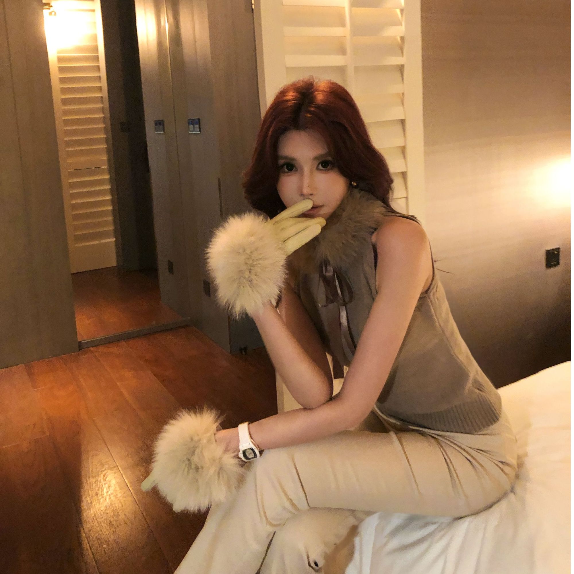 婉君【冬日礼物】“羊绒”法式圣诞名媛蝴蝶结毛领上衣LWJ25D4T3928