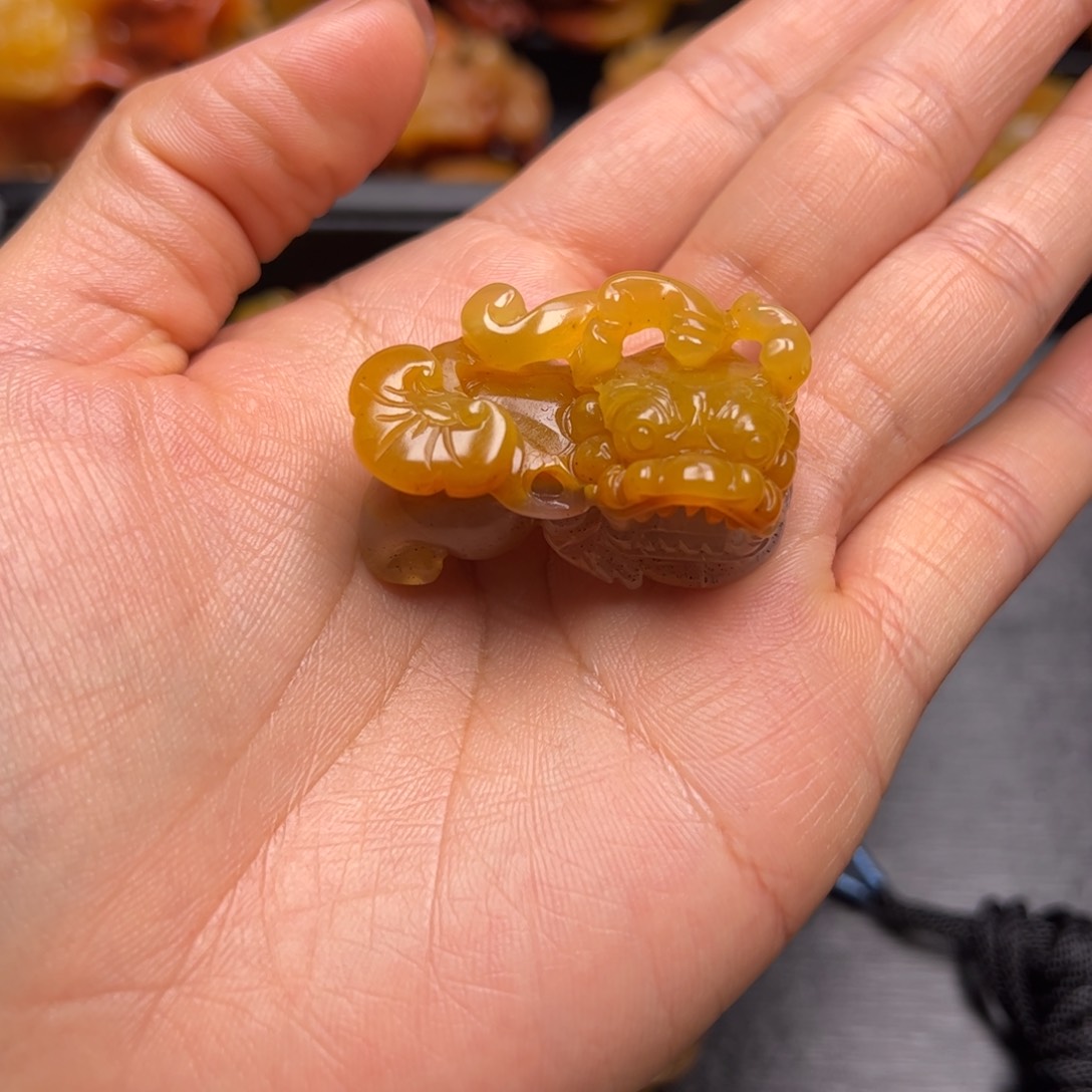 石英质玉（黄龙玉）颈饰未镶嵌无*