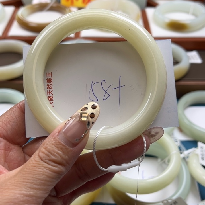 和田玉未镶嵌手镯星****?