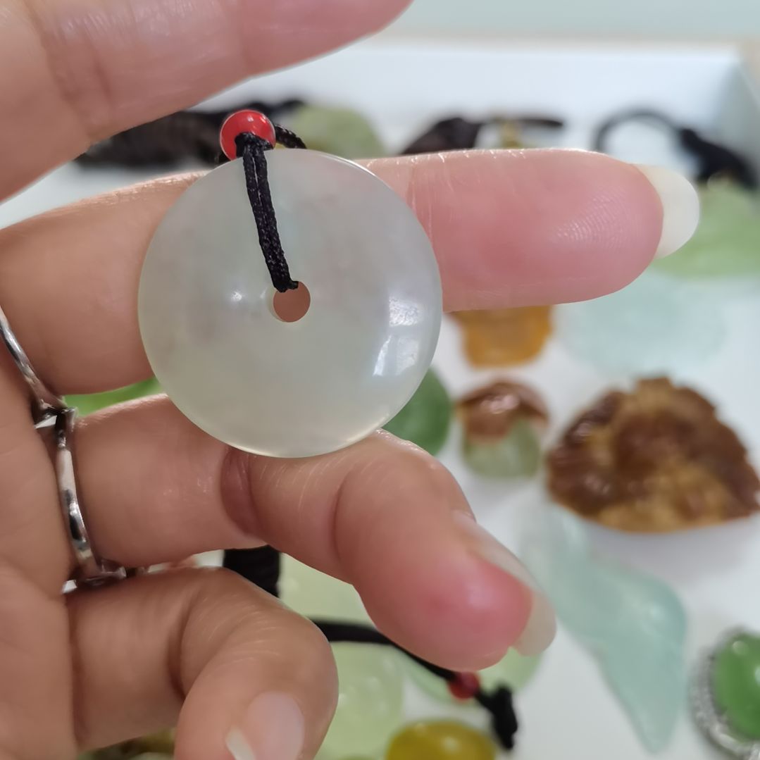 未镶嵌蛇纹石玉吊坠