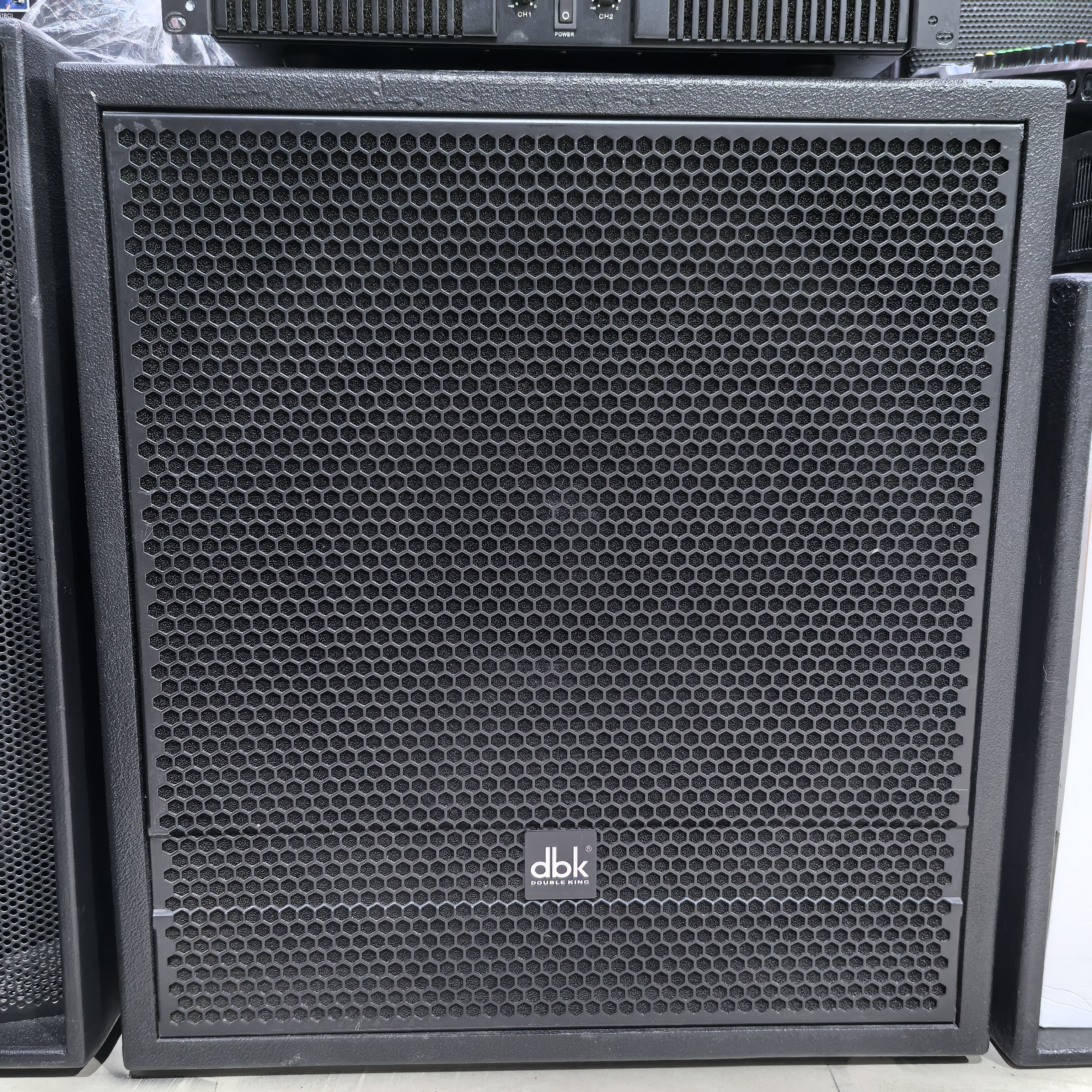9新  dbk单18寸低音炮一只+功放机一台 不包邮