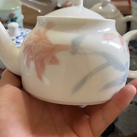 陶瓷手绘大球泥壶一个