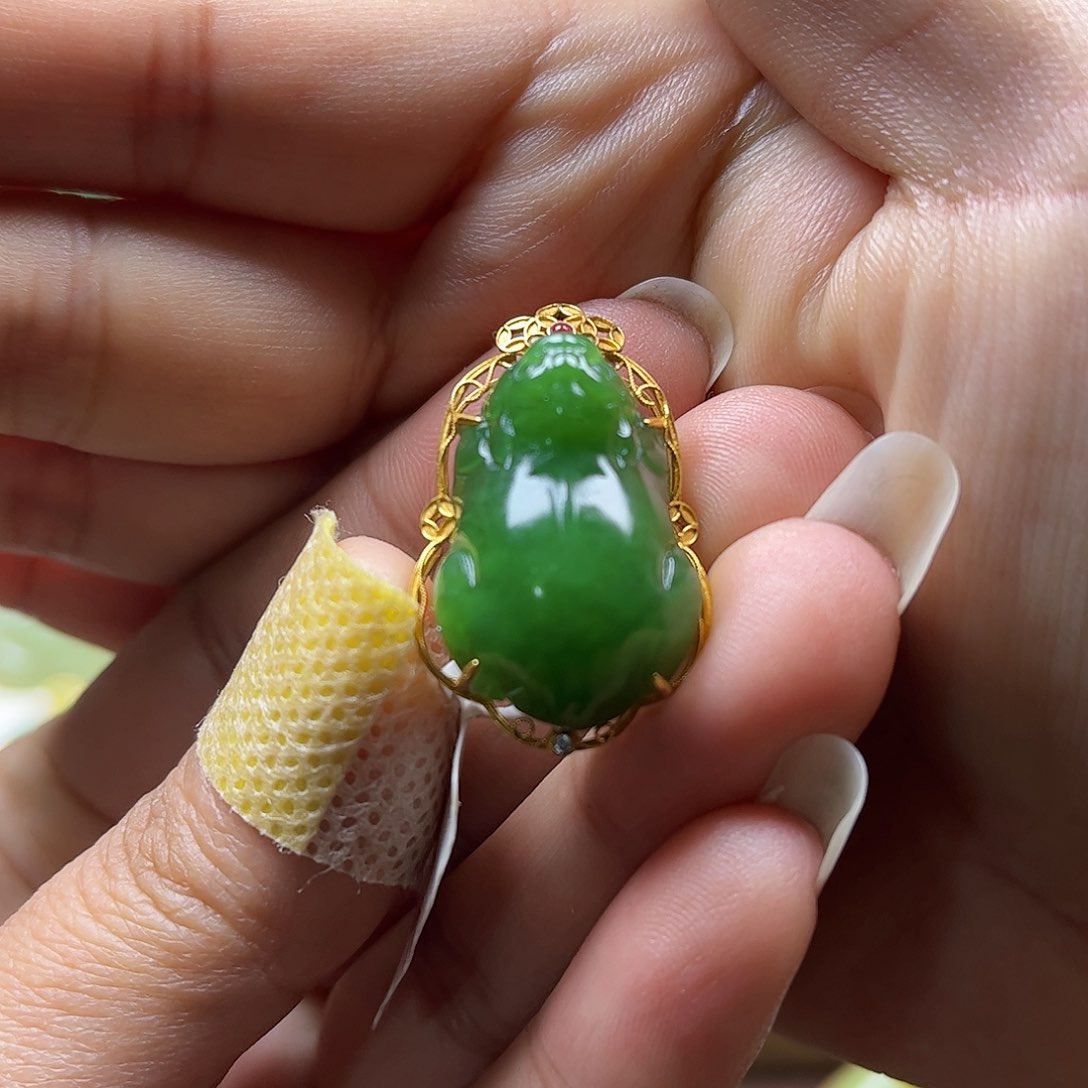 和田玉吊坠18K金镶嵌