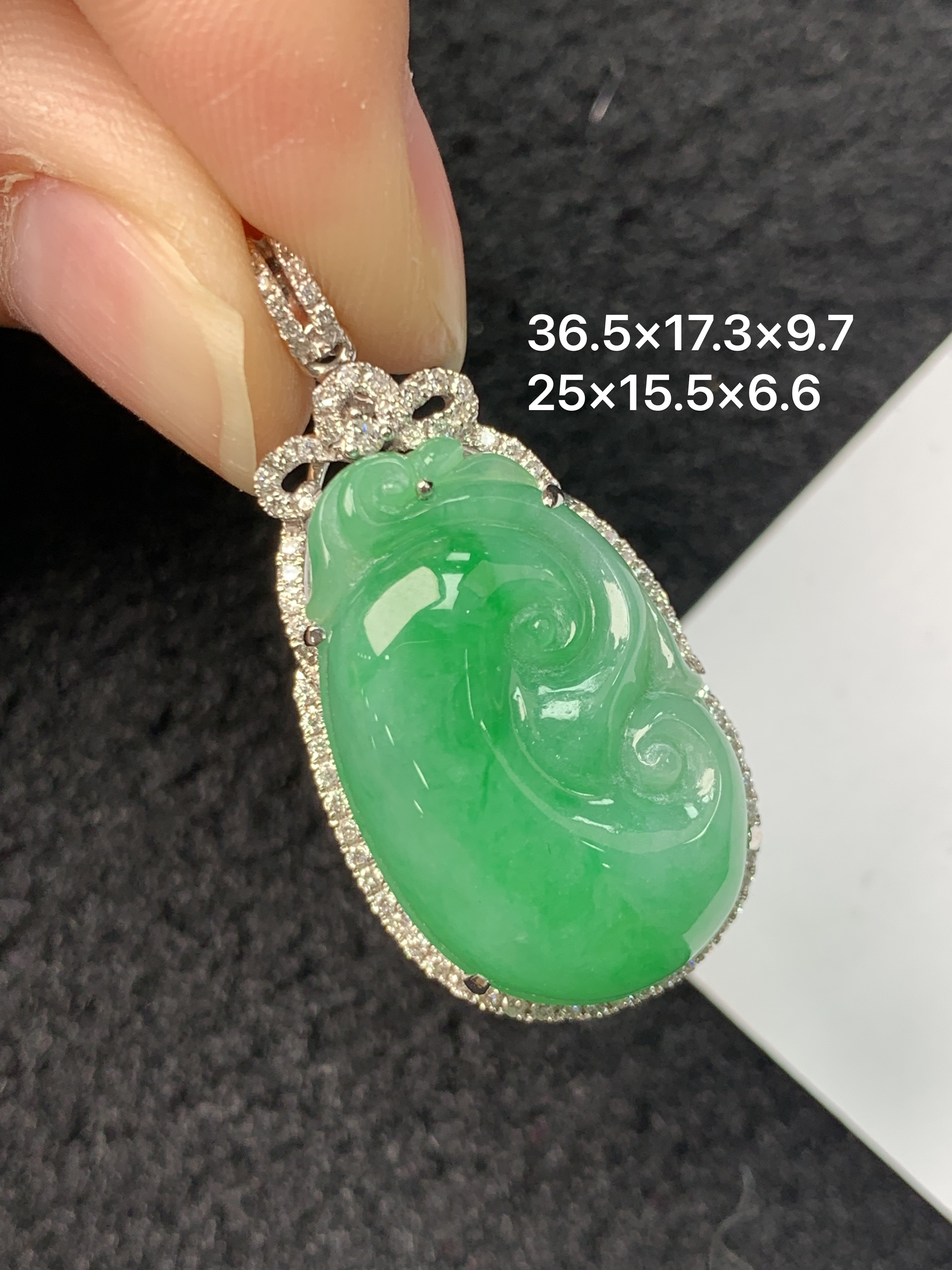 18k金镶嵌天然缅甸翡翠阳绿如意吊坠