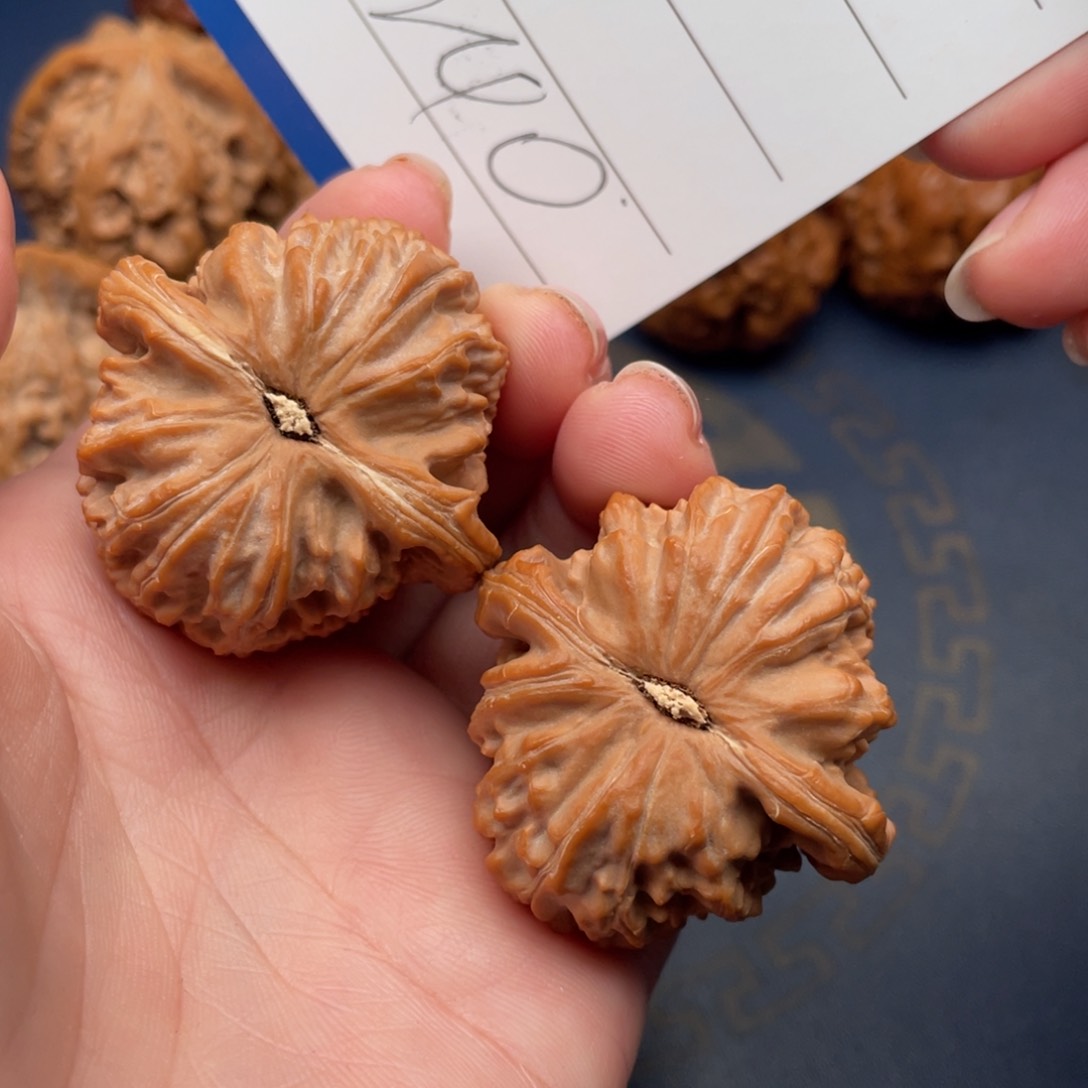 文玩核桃把件?**樂白狮子39