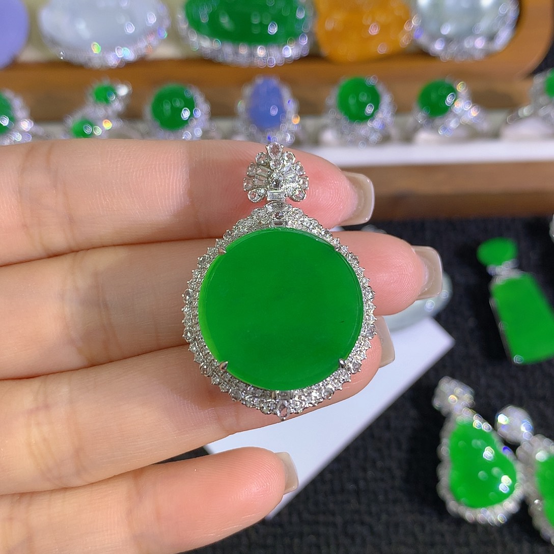 翡翠18K金镶嵌颈饰圆牌