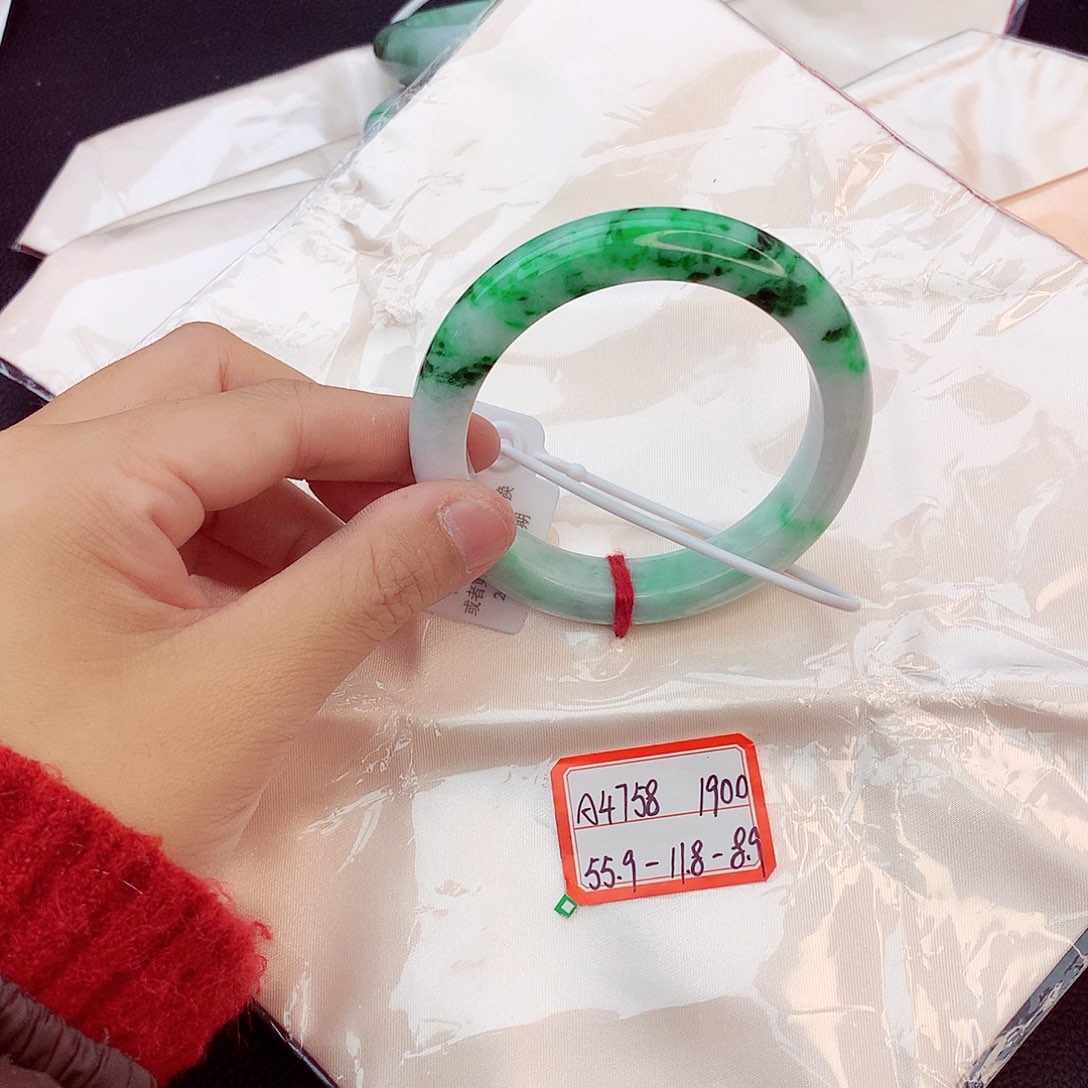 翡翠手镯未镶嵌翡翠