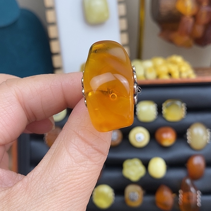 大***化蜜蜡未镶嵌颈饰戒指