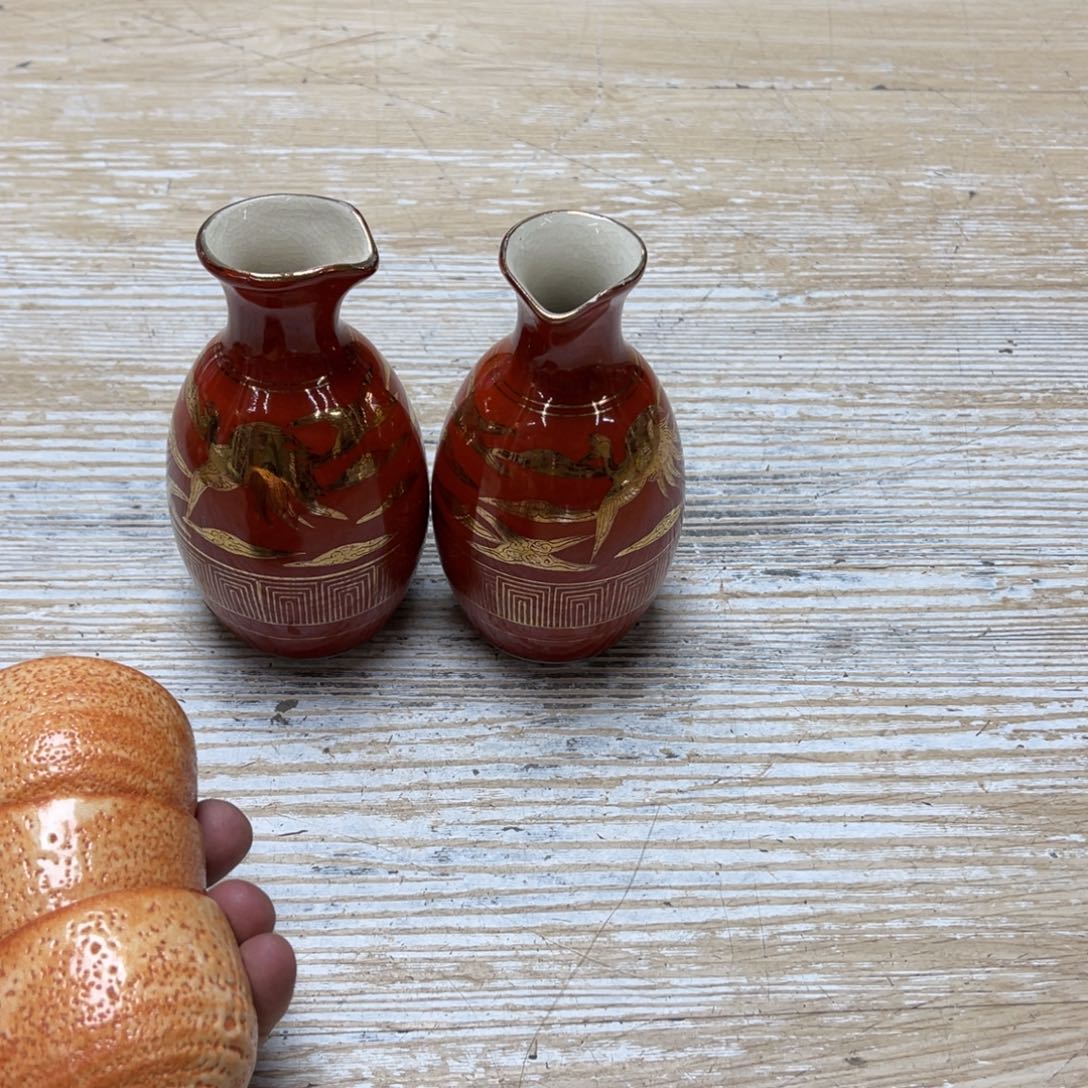 瓷片和**都密密麻麻地排列着