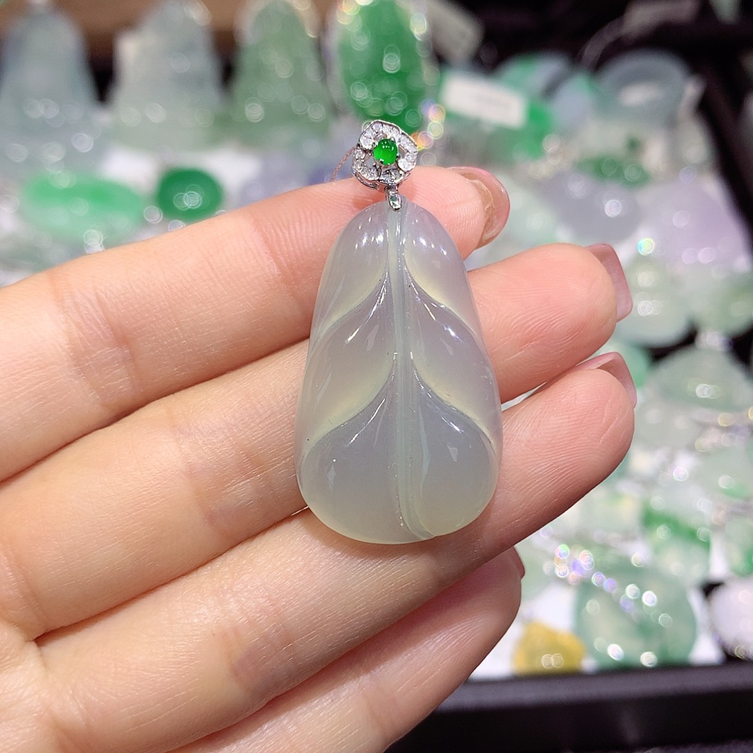 翡翠18K金镶嵌颈饰叶