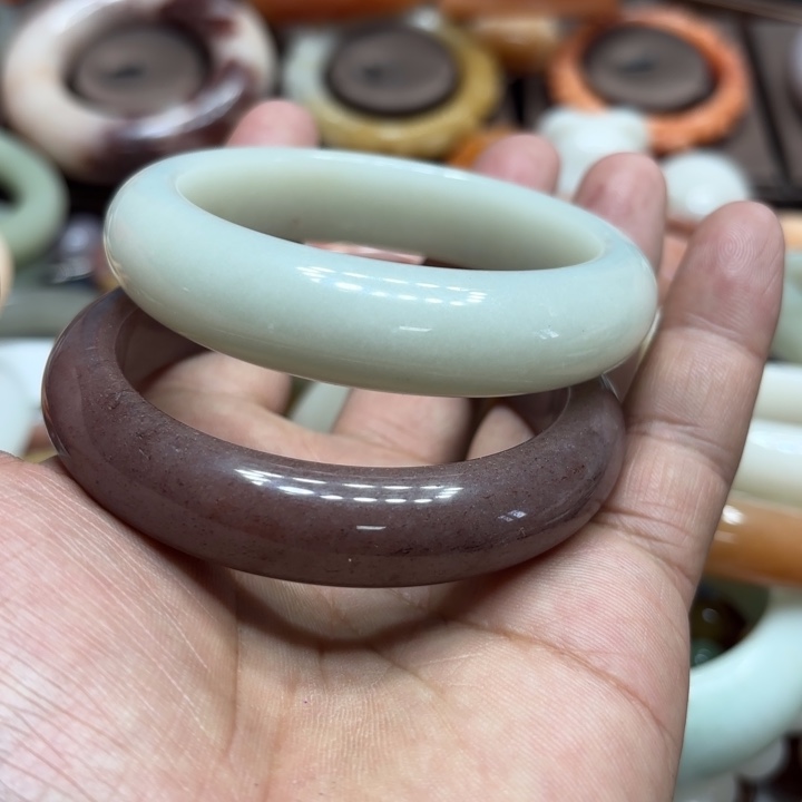 燕***Z石英岩玉合金颈饰