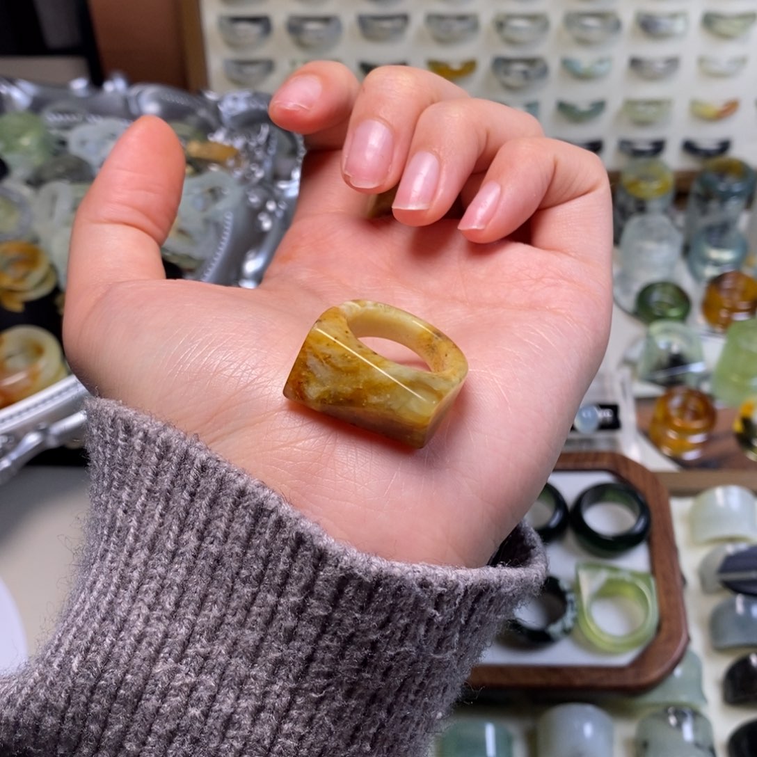 禾****蛇纹石玉未镶嵌戒指微瑕放漏一起发