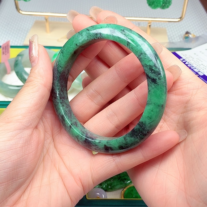 翡翠手镯未镶嵌翡翠