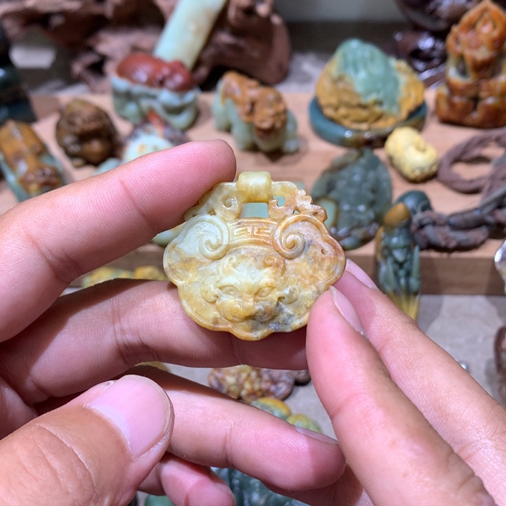 未镶嵌岫岩河磨玉（透闪石质玉）把件