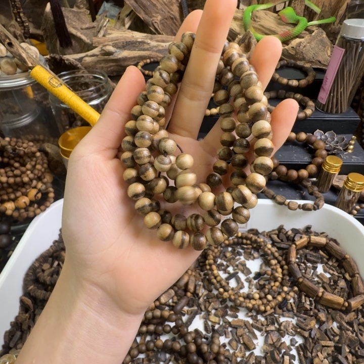 孑***籽沉香碎屑沉香达拉干沉香0.8大18克➕沉香碎屑多样性