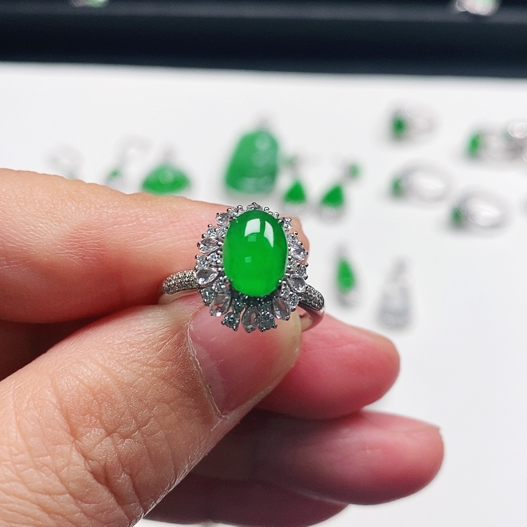 翡翠戒指18K金镶嵌天然缅甸翡翠A货