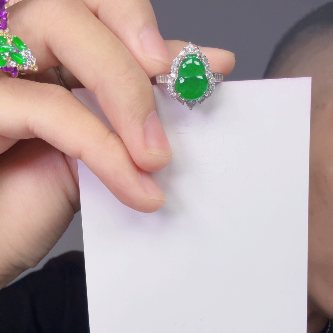 翡翠未镶嵌颈饰一件