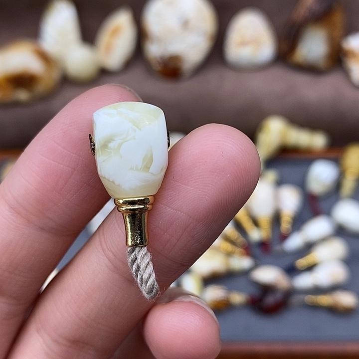 琥珀裸石未镶嵌10三通z33