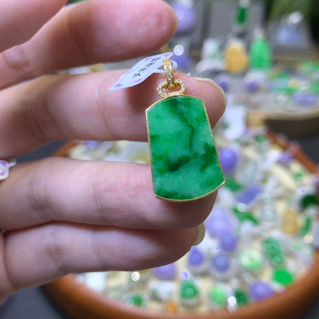 颈饰18K金镶嵌翡翠