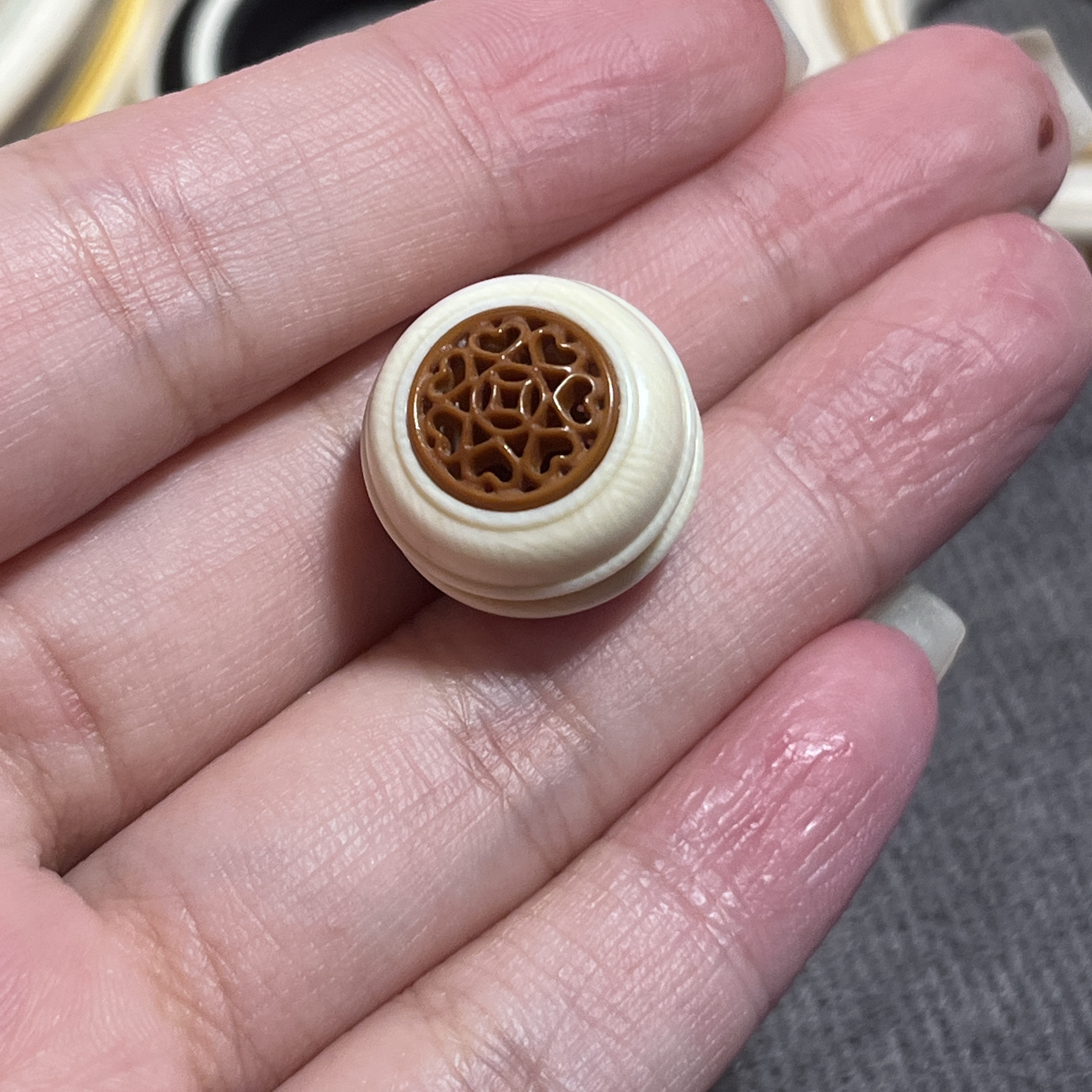 海派背云挂件直径约1.5cm猛犸牙橄榄核香囊