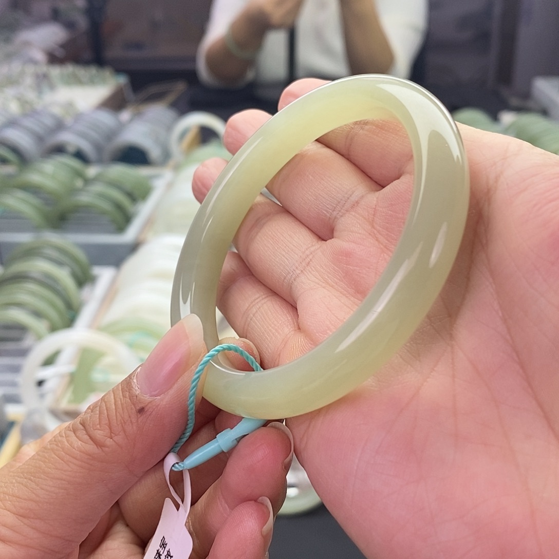 和田玉未镶嵌和田玉手镯57.58