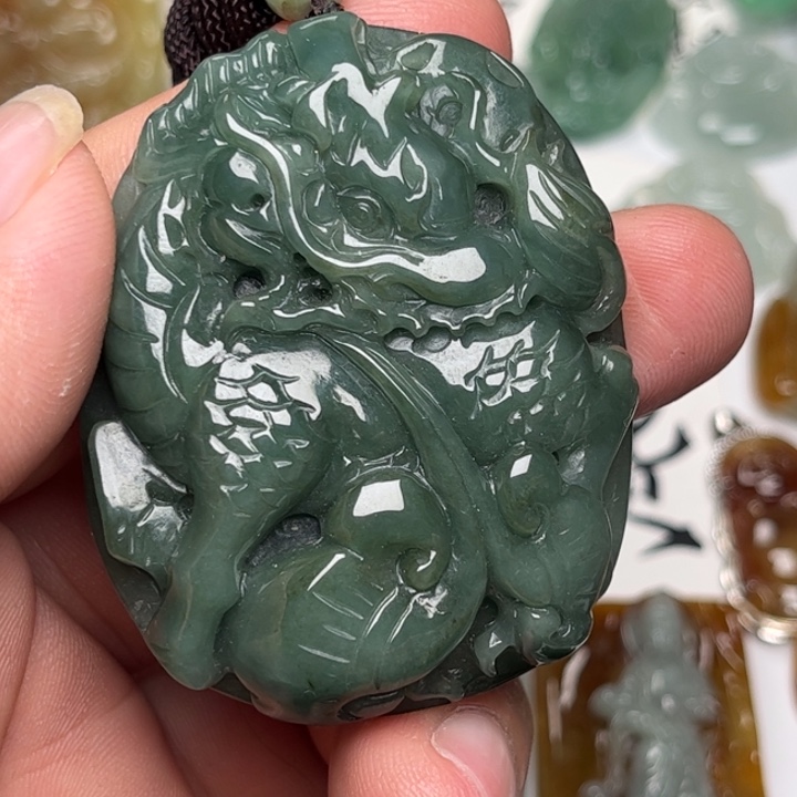 翡翠未镶嵌颈饰麒麟