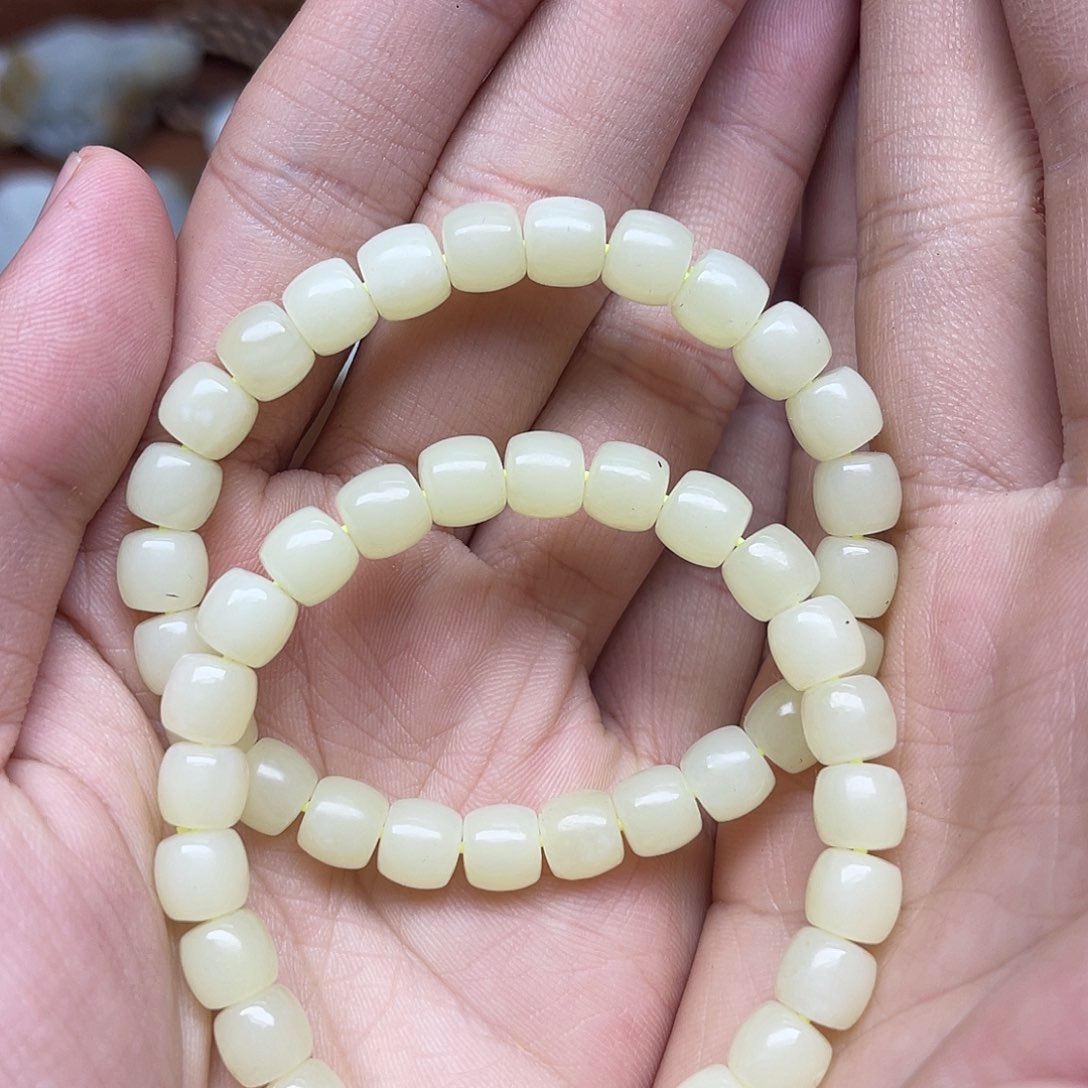 未镶嵌手链和田玉（糖玉）新疆若羌黄口直切手串